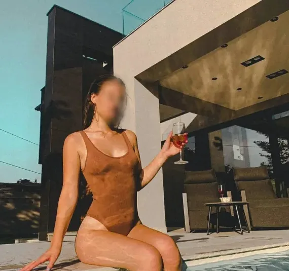 Eva, 30