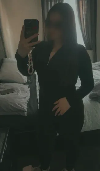 Isabel, 25