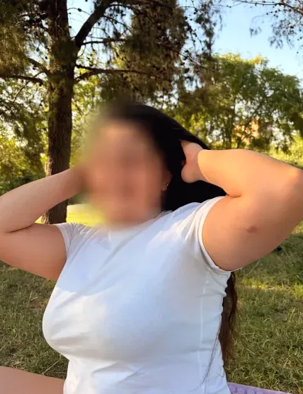 Julie, 23